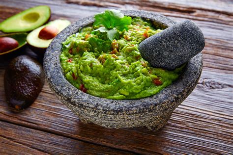 El guacamole - El guacamole es una de las salsas más populares dentro de la gastronomía mexicana, hecha a base de aguacate y otros ingredientes típicos como chile, tomate y cebolla. Gracias a su exquisito sabor, este es también uno de los platillos mexicanos más conocidos en el mundo. Su nombre viene de la palabra náhuatl Ahuacamolli, misma …